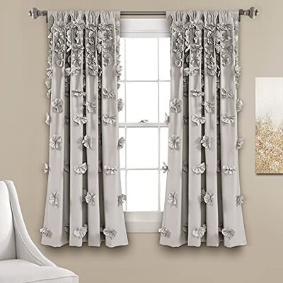 Lush Decor Riley gardin – charmiga handgjorda rosettdetaljer – elegant lättfiltrerande enkel gardin för vardagsrum, matsal eller sovrum – 137 cm B x 160 cm L, ljusgrå Lush Decor Riley gardin – charmiga handgjorda rosettdetaljer – elegant lättfiltrerande enkel gardin för vardagsrum, matsal eller sovrum – 137 cm B x 160 cm L, ljusgrå