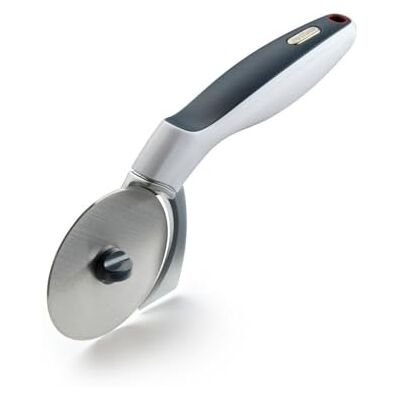 Zyliss E910029 pizzaskärare, 31 cm, pizzarulle, pizzaskärare med kantskärfunktion, även för plåtkakor, tartes och stora pizzor, 5 års garanti Zyliss E910029 pizzaskärare, 31 cm, pizzarulle, pizzaskärare med kantskärfunktion, även för plåtkakor, tartes och stora pizzor, 5 års garanti
