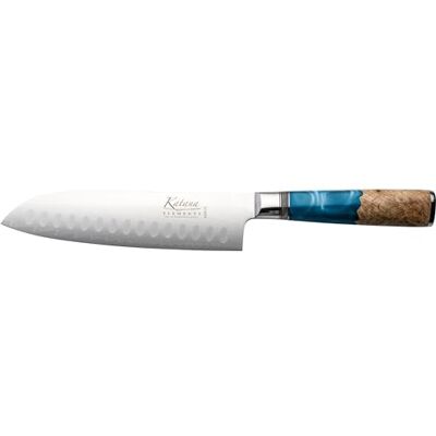 Katana Saya Elements 18 cm Santoku-kniv, havsblå – Högkolhaltigt VG-10 Damaskusstål för extrem hårdhet och skärpa – Handtag i naturligt olivträ och harts Katana Saya Elements 18 cm Santoku-kniv, havsblå – Högkolhaltigt VG-10 Damaskusstål för extrem hårdhet och skärpa – Handtag i naturligt olivträ och harts