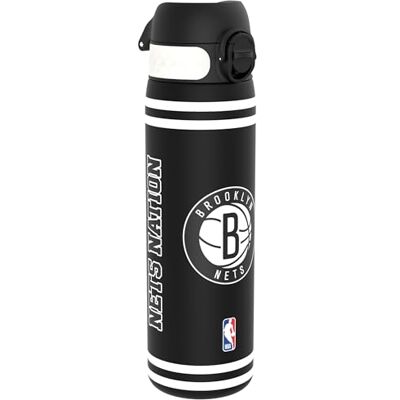 Ion8 NBA Brooklyn Nets Vattenflaska, 500 ml/18 oz, Läcksäker, Lätt att Öppna, Säkert Lås, Diskmaskinssäker, BPA-fri, Hygieniskt Lock, Bärhandtag, Passar i Mugghållare, Lätt att Rengöra, Luktfri Ion8 NBA Brooklyn Nets Vattenflaska, 500 ml/18 oz, Läcksäker, Lätt att Öppna, Säkert Lås, Diskmaskinssäker, BPA-fri, Hygieniskt Lock, Bärhandtag, Passar i Mugghållare, Lätt att Rengöra, Luktfri