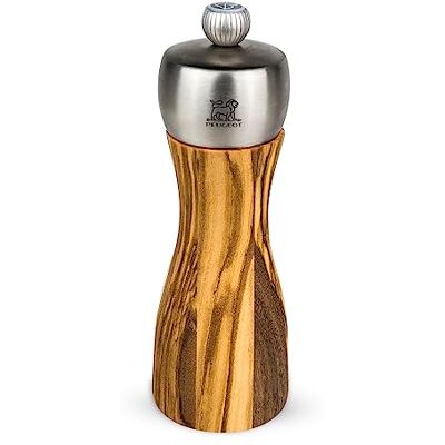 Peugeot Saltkvarn Fidji 15 cm natur I högkvalitativ saltkvarn manuell av PEFC-certifierat olivträ I med individuell justering av malningen I Kökstillbehör Peugeot Saltkvarn Fidji 15 cm natur I högkvalitativ saltkvarn manuell av PEFC-certifierat olivträ I med individuell justering av malningen I Kökstillbehör