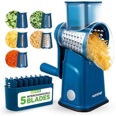 Nutrichef 3-i-1 Osttillverkare & Rivare Stark Sugbase, Rotationshandtag med Säkerhetslås Inkluderar Handvev & 3 Trumblad för 3 Texturer, Fin, Medium & Strimlor Röd Nutrichef 3-i-1 Osttillverkare & Rivare Stark Sugbase, Rotationshandtag med Säkerhetslås Inkluderar Handvev & 3 Trumblad för 3 Texturer, Fin, Medium & Strimlor Röd