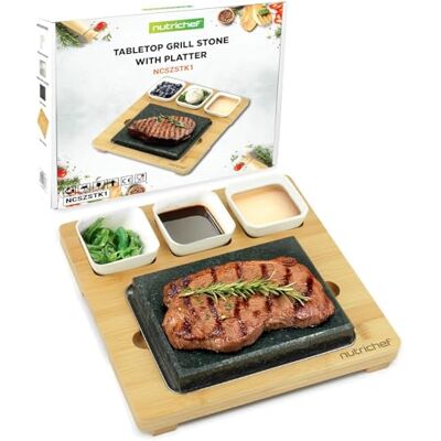 Nutrichef Sizzle Hot Stone Kökset Bordgrill av Granit med Bambubord, Rostfritt Stålbricka, Keramiska Såsskålar & Serveringsfat Inomhus/Utegrillning för Kött, Skaldjur & Grönsaker Nutrichef Sizzle Hot Stone Kökset Bordgrill av Granit med Bambubord, Rostfritt Stålbricka, Keramiska Såsskålar & Serveringsfat Inomhus/Utegrillning för Kött, Skaldjur & Grönsaker