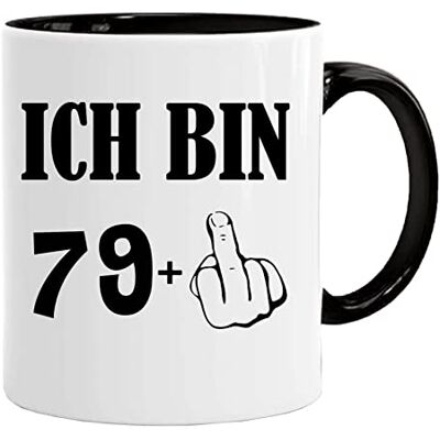 Acen Merchandise Födelsedag kopp med roligt ordspråk och baksmälla med stinkfinger – 'I am 79+' – mugg/mugg som rolig gåva/roliga och originella gåvor/tekaffekopp inkl. presentförpackning Acen Merchandise Födelsedag kopp med roligt ordspråk och baksmälla med stinkfinger – 'I am 79+' – mugg/mugg som rolig gåva/roliga och originella gåvor/tekaffekopp inkl. presentförpackning