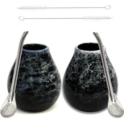 Gaucho Cebar Yerba mate-te kalebass set för två ● Mate tekopp Marmol Blue och Dark 350 ml ● Keramisk kopp ● Sugrör i rostfritt stål Bombilla 19 cm ● Rengöringsborste Gaucho Cebar Yerba mate-te kalebass set för två ● Mate tekopp Marmol Blue och Dark 350 ml ● Keramisk kopp ● Sugrör i rostfritt stål Bombilla 19 cm ● Rengöringsborste