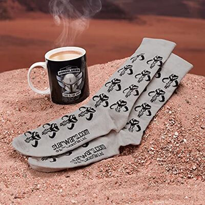 Paladone The Mandalorian Set med muggar och strumpor, officiellt licensierade Star Wars-varor Paladone The Mandalorian Set med muggar och strumpor, officiellt licensierade Star Wars-varor