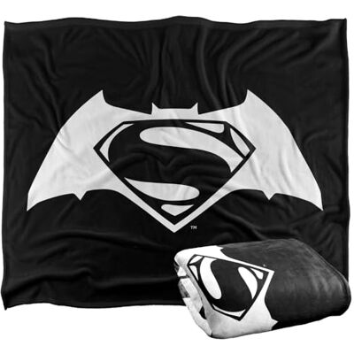 LOGOVISION BATMAN supermjuk gosig filt V Superman-logotyp, silkeslen, 152 x 127 cm LOGOVISION BATMAN supermjuk gosig filt V Superman-logotyp, silkeslen, 152 x 127 cm