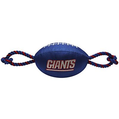 Pets First NFL New York Giants Fotbollsleksak för hundar, tillverkad av slitstarkt nylontyg med starka dragrep, inre pipfunktion och NFL-lagets färger Pets First NFL New York Giants Fotbollsleksak för hundar, tillverkad av slitstarkt nylontyg med starka dragrep, inre pipfunktion och NFL-lagets färger