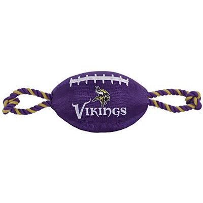Pets First NFL Minnesota Vikings Fotbollsleksak för hundar, tillverkad av slitstarkt nylontyg med starka dragrep, inre pipfunktion och NFL-lagets färger Pets First NFL Minnesota Vikings Fotbollsleksak för hundar, tillverkad av slitstarkt nylontyg med starka dragrep, inre pipfunktion och NFL-lagets färger