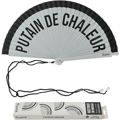 FISURA – Träfläkt med texten “p*tain de chaleur”. Vändbar modell i gråsvart design. Lyxig handfläkt med rem för upphängning. Mått: 42,5 x 23 centimeter. FISURA – Träfläkt med texten “p*tain de chaleur”. Vändbar modell i gråsvart design. Lyxig handfläkt med rem för upphängning. Mått: 42,5 x 23 centimeter.