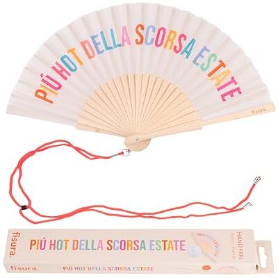 FISURA – Trendig solfjäder med texten “più hot della scorsa estate”, perfekt för att lysa upp sommaren. Beige träfläkt. Inkluderar rem för enkel förvaring. Mått: 42,5 x 23 cm FISURA – Trendig solfjäder med texten “più hot della scorsa estate”, perfekt för att lysa upp sommaren. Beige träfläkt. Inkluderar rem för enkel förvaring. Mått: 42,5 x 23 cm