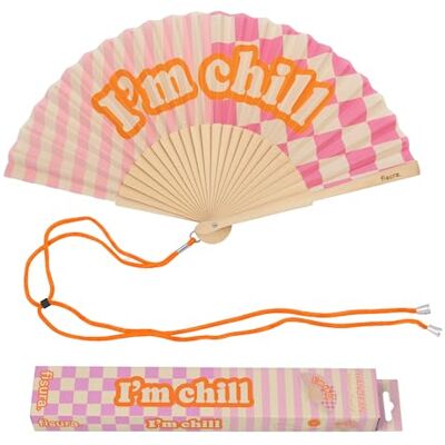 FISURA – Original fläkt med meddelande "I'm Chill" modern färgglad träfläkt rosa handfläkt medföljande hängare rolig presentidé 42,5 x 23 cm FISURA – Original fläkt med meddelande "I'm Chill" modern färgglad träfläkt rosa handfläkt medföljande hängare rolig presentidé 42,5 x 23 cm