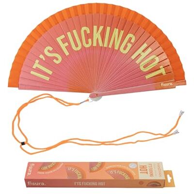 FISURA – Fläkt med texten “it’s f*cking hot”. Vändbar handfläkt i trä, rosa och orange toning. Fräsch och färgstark detalj. Upphängningsrem ingår. 42,5 x 23 cm FISURA – Fläkt med texten “it’s f*cking hot”. Vändbar handfläkt i trä, rosa och orange toning. Fräsch och färgstark detalj. Upphängningsrem ingår. 42,5 x 23 cm