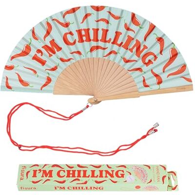 FISURA – Trendig solfjäder med texten “I’m chilling”, ett coolt statement för sommarvärmen. Blå-röd trädesign. Upphängningssnöre ingår. Mått: 42,5 x 23 cm FISURA – Trendig solfjäder med texten “I’m chilling”, ett coolt statement för sommarvärmen. Blå-röd trädesign. Upphängningssnöre ingår. Mått: 42,5 x 23 cm
