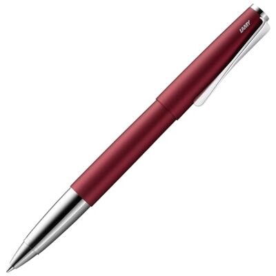 Lamy studio royalred kulspetspenna – universell penna i elegant hölje av all metall – med propellerformad klämma och i linjebredd M – med kulspetspenna M 63 i svart Lamy studio royalred kulspetspenna – universell penna i elegant hölje av all metall – med propellerformad klämma och i linjebredd M – med kulspetspenna M 63 i svart