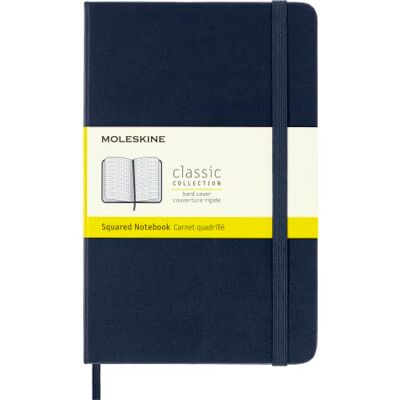 Moleskine Klassisk prickig pappersanteckningsbok, hårt omslag och elastisk stängningsjournal, färg safirblå, storlek medium 11,5 x 18 cm, 208 sidor Moleskine Klassisk prickig pappersanteckningsbok, hårt omslag och elastisk stängningsjournal, färg safirblå, storlek medium 11,5 x 18 cm, 208 sidor