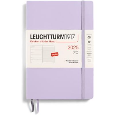 LEUCHTTURM1917 370748 Veckokalender och anteckningsbok 2025, medium A5 softcover – 12-månaders planerare, linjerad – lila, engelsk LEUCHTTURM1917 370748 Veckokalender och anteckningsbok 2025, medium A5 softcover – 12-månaders planerare, linjerad – lila, engelsk