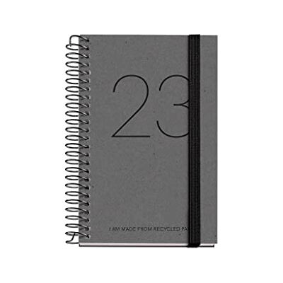 Miquelrius Årlig agenda 2023 Återvunnen Dag sida Caddy storlek 80 x 120 mm Återvunnet kartongöverdrag Spiral- Katalanska Svart, MR39420 Miquelrius Årlig agenda 2023 Återvunnen Dag sida Caddy storlek 80 x 120 mm Återvunnet kartongöverdrag Spiral- Katalanska Svart, MR39420