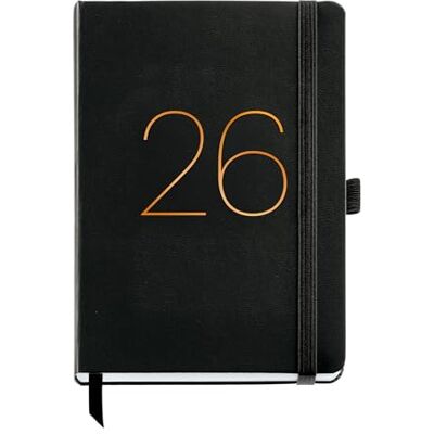 Miquelrius Agenda 2026 veckovisning, liknande A5+ (155 x 213 mm), veckoplanering, flexibelt omslag av insytt läder, gummistängning, innerficka, papper 80 g/m², CAT-EN-PT, svart Miquelrius Agenda 2026 veckovisning, liknande A5+ (155 x 213 mm), veckoplanering, flexibelt omslag av insytt läder, gummistängning, innerficka, papper 80 g/m², CAT-EN-PT, svart