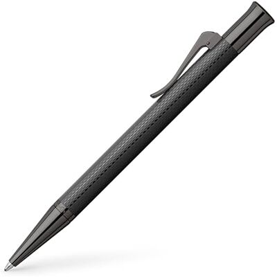 Graf von Faber-Castell Grev av Faber Castell kulspetspenna från Guilloche Black kollektionen, ädelharts, gulhålat, i färgen svart, mått: Längd 135 mm x D: 13 mm, 145268 Graf von Faber-Castell Grev av Faber Castell kulspetspenna från Guilloche Black kollektionen, ädelharts, gulhålat, i färgen svart, mått: Längd 135 mm x D: 13 mm, 145268