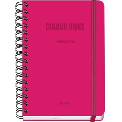 DOHE Skolkalender 2025 2026 Vecka per uppslag, Storlek A5 (15x21 cm), Spanska och Engelska, Dubbelspiralbindning och Resårband, Hårt omslag, 4 Klistersidesark COLOUR VIBES Rosa DOHE Skolkalender 2025 2026 Vecka per uppslag, Storlek A5 (15x21 cm), Spanska och Engelska, Dubbelspiralbindning och Resårband, Hårt omslag, 4 Klistersidesark COLOUR VIBES Rosa
