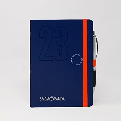 Smemoranda 12 månaders dagbok, januari-december 2023 mjukt rutigt ark stor storlek 12,9 x 18,7 cm penna ingår blå färg Smemoranda 12 månaders dagbok, januari-december 2023 mjukt rutigt ark stor storlek 12,9 x 18,7 cm penna ingår blå färg