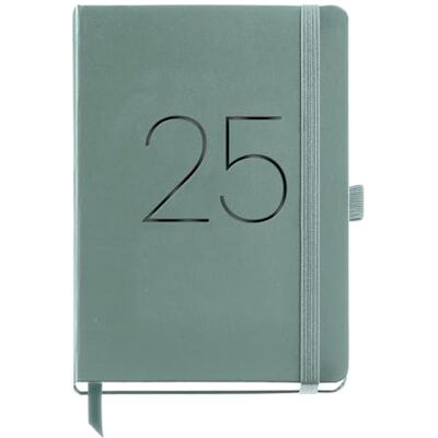 Miquelrius Agenda 2025, årlig dagbok 155 x 213 mm, dagskalender, flexibelt omslag av liknande insytt läder, gummistängning, innerficka, papper 80 g/m², katalanska, engelska och portugisiska, grön Miquelrius Agenda 2025, årlig dagbok 155 x 213 mm, dagskalender, flexibelt omslag av liknande insytt läder, gummistängning, innerficka, papper 80 g/m², katalanska, engelska och portugisiska, grön