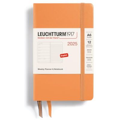 LEUCHTTURM1917 370647 veckokalender och anteckningsbok 2025, ficka A6 inbunden – 12-månaders planerare, linjerad – aprikos, engelsk LEUCHTTURM1917 370647 veckokalender och anteckningsbok 2025, ficka A6 inbunden – 12-månaders planerare, linjerad – aprikos, engelsk