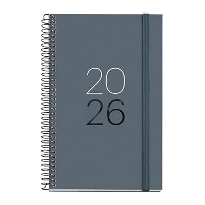 Miquelrius Dagbok för sida 2026, liknande A6+ (117 x 182 mm), laminerad kartong, spiral och elastisk gummiförslutning, daglig planering, papper 80 g/m², ES-EN-PT, sand Miquelrius Dagbok för sida 2026, liknande A6+ (117 x 182 mm), laminerad kartong, spiral och elastisk gummiförslutning, daglig planering, papper 80 g/m², ES-EN-PT, sand