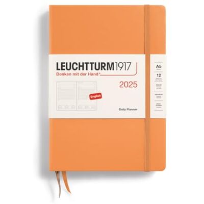 LEUCHTTURM1917 370703 dagkalender 2025, medium A5 inbunden – 12 månaders planerare och anteckningsbok, linjerad – aprikos, engelsk LEUCHTTURM1917 370703 dagkalender 2025, medium A5 inbunden – 12 månaders planerare och anteckningsbok, linjerad – aprikos, engelsk