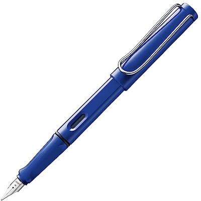 Lamy safari blå – reservoarpenna med ergonomiskt grepp och polerad stålspets i storlek F – perfekt för alla skrivningar och kalligrafi – inklusive T 10 blå patron – högerhänt Lamy safari blå – reservoarpenna med ergonomiskt grepp och polerad stålspets i storlek F – perfekt för alla skrivningar och kalligrafi – inklusive T 10 blå patron – högerhänt