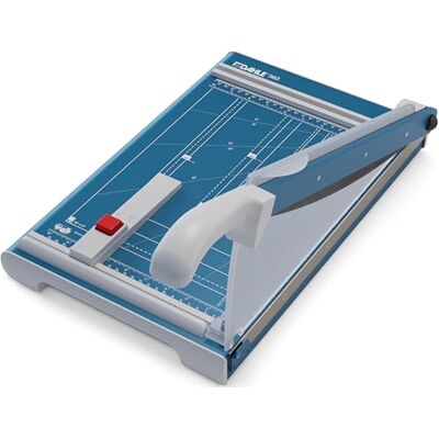 Dahle 560 Guillotine pappersskärare (skärningsprestanda upp till 25 ark/DIN A4) blå Helmetallkonstruktion med Solingen-stålblad, inbyggd linjal och formatguider yttermått 450 x 285 mm Dahle 560 Guillotine pappersskärare (skärningsprestanda upp till 25 ark/DIN A4) blå Helmetallkonstruktion med Solingen-stålblad, inbyggd linjal och formatguider yttermått 450 x 285 mm