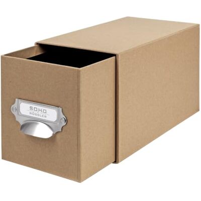 Rössler Papper 1327452620 – S.O.H.O. Förvaringslåda för CD-lådor, med etikett och handtag, kraft, 1 st Rössler Papper 1327452620 – S.O.H.O. Förvaringslåda för CD-lådor, med etikett och handtag, kraft, 1 st