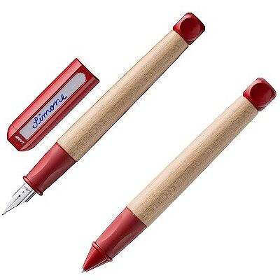 Lamy abc Set med skrivpenna 010 och barnvänlig penna 110 i färgen rött av lönnträ inkl. bläckpatron T 10 blå och okrossbar B pennstift 1,4 mm Lamy abc Set med skrivpenna 010 och barnvänlig penna 110 i färgen rött av lönnträ inkl. bläckpatron T 10 blå och okrossbar B pennstift 1,4 mm