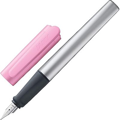 Lamy nexx ros – reservoarpenna med halkfritt grepp och polerad stålspets i storlek M – triangulär aluminiumkropp – inklusive T 10 blå patron – högerhänt Lamy nexx ros – reservoarpenna med halkfritt grepp och polerad stålspets i storlek M – triangulär aluminiumkropp – inklusive T 10 blå patron – högerhänt