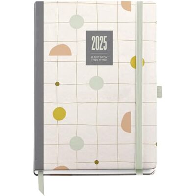 Miquelrius Agenda 2025, årlig dagbok 155 x 213 mm, veckovisningskalender, fodrad kartongomslag, spiral, elastisk gummiförslutning, 80 g/m² papper, katalanska, engelska och portugisiska, Silvia Miquelrius Agenda 2025, årlig dagbok 155 x 213 mm, veckovisningskalender, fodrad kartongomslag, spiral, elastisk gummiförslutning, 80 g/m² papper, katalanska, engelska och portugisiska, Silvia