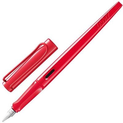 Lamy joy skönhetsbläckpenna 015 tillverkad av robust plast i färgen jordgubbsfärg med fjäderspets 1,1 mm, distinkta infällda infällningar, självfjäder metallklämma, inkl. bläckpatron T 10 i blått Lamy joy skönhetsbläckpenna 015 tillverkad av robust plast i färgen jordgubbsfärg med fjäderspets 1,1 mm, distinkta infällda infällningar, självfjäder metallklämma, inkl. bläckpatron T 10 i blått