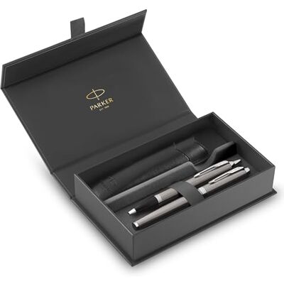 Parker IM Duo presentset reservoarpenna, kulspetspenna och pennpåse rostfritt stål finish med kromkanter medium spets blå bläckpåfyllningar perfekta examensgåvor Parker IM Duo presentset reservoarpenna, kulspetspenna och pennpåse rostfritt stål finish med kromkanter medium spets blå bläckpåfyllningar perfekta examensgåvor