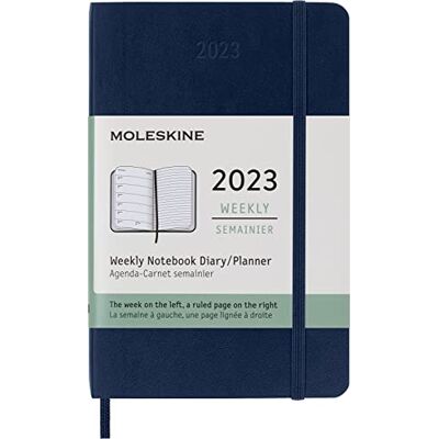 Moleskine Veckoplanerare 2023, 12-månaders veckokalender, veckoplanerare och anteckningsbok, mjukt omslag, fickstorlek 9 x 14 cm, färg safirblå Moleskine Veckoplanerare 2023, 12-månaders veckokalender, veckoplanerare och anteckningsbok, mjukt omslag, fickstorlek 9 x 14 cm, färg safirblå