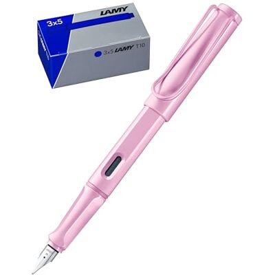 Lamy Set med 1 x safari reservoarpenna 0D2 i ljusrosa fjäder fin och 1 x T10 set med 3 bläckpatroner i original kartong – bläckfärg blå Lamy Set med 1 x safari reservoarpenna 0D2 i ljusrosa fjäder fin och 1 x T10 set med 3 bläckpatroner i original kartong – bläckfärg blå