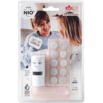 COLOP Little NIO stämpelset tyska texttempel. Innehåller en stämpelskrivare R17 inklusive grå färgkudde och 10 olika motiv med tyska textstämplar COLOP Little NIO stämpelset tyska texttempel. Innehåller en stämpelskrivare R17 inklusive grå färgkudde och 10 olika motiv med tyska textstämplar