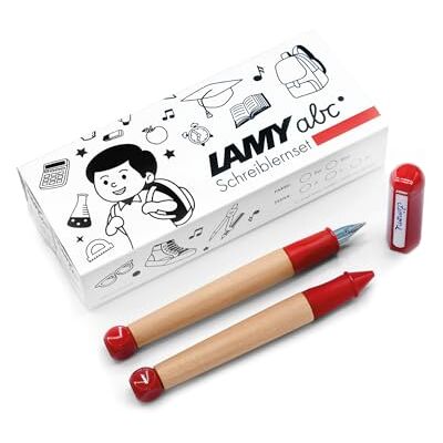 Lamy abc skrivmaterialset röd inklusive presentförpackning i 1 x barnvänlig skrivpenna med fjäder fin och 1 x penna, halkfritt handtag, plastlock och kub Lamy abc skrivmaterialset röd inklusive presentförpackning i 1 x barnvänlig skrivpenna med fjäder fin och 1 x penna, halkfritt handtag, plastlock och kub
