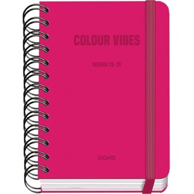 DOHE Skolkalender 2025 2026 Dag per sida, Storlek A6 (12x17 cm), Spanska och Engelska, Dubbelspiralbindning och Resårband, Hårt omslag, 4 Klistersidesark COLOUR VIBES Rosa DOHE Skolkalender 2025 2026 Dag per sida, Storlek A6 (12x17 cm), Spanska och Engelska, Dubbelspiralbindning och Resårband, Hårt omslag, 4 Klistersidesark COLOUR VIBES Rosa