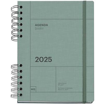 Miquelrius Agenda 2025, årlig dagbok 155 x 213 mm, veckovisningskalender, fodrat kartongomslag, hållbart papper, 100 g/m², gummiförslutning, katalanska, engelska och portugisiska, grön Miquelrius Agenda 2025, årlig dagbok 155 x 213 mm, veckovisningskalender, fodrat kartongomslag, hållbart papper, 100 g/m², gummiförslutning, katalanska, engelska och portugisiska, grön