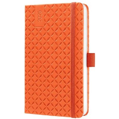 Sigel J5118 Jolie 2025 Veckokalender, Ca A6, Orange, Inbunden, Resårband, Pennögla, Ficka, 174 Sidor, Vegansk, Gjord av Hållbart Papper, Mötesplanerare. Sigel J5118 Jolie 2025 Veckokalender, Ca A6, Orange, Inbunden, Resårband, Pennögla, Ficka, 174 Sidor, Vegansk, Gjord av Hållbart Papper, Mötesplanerare.