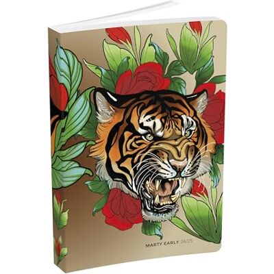 Hamelin EDITIONS skoldagbok 2023-2024 dagbok format 12 x 17 cm halvhårt omslag runda hörn dekoration B tatuering, med redaktionellt innehåll Hamelin EDITIONS skoldagbok 2023-2024 dagbok format 12 x 17 cm halvhårt omslag runda hörn dekoration B tatuering, med redaktionellt innehåll