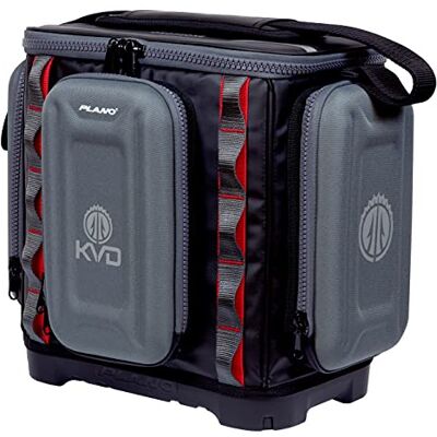 Plano KVD 3600 Signature Series tackle väska, svart med röd sömnad, inkluderar 3 stowaway verktygslådor, anpassningsbar fiskeförvaring, vattentåligt TPE-belagt tyg Plano KVD 3600 Signature Series tackle väska, svart med röd sömnad, inkluderar 3 stowaway verktygslådor, anpassningsbar fiskeförvaring, vattentåligt TPE-belagt tyg