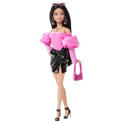 Barbie Deluxe-docka nr 13 i rosa core-sammetstopp med puffärmar, svart minikjol i vinyl, svart hår, rosa handväska och solglasögon, JJN76 Barbie Deluxe-docka nr 13 i rosa core-sammetstopp med puffärmar, svart minikjol i vinyl, svart hår, rosa handväska och solglasögon, JJN76