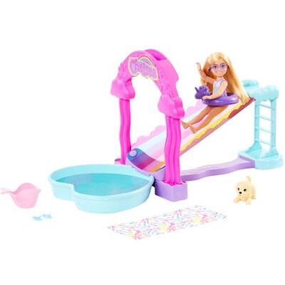 Barbie Chelsea-lekset med regnbågsfärgad vattenrutschkana med docka, hund och tillbehör. Häll vatten över bågen så det ”regnar”, HTK39 Barbie Chelsea-lekset med regnbågsfärgad vattenrutschkana med docka, hund och tillbehör. Häll vatten över bågen så det ”regnar”, HTK39