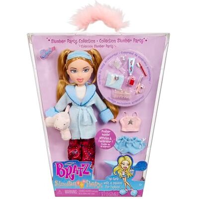 Bratz Slumber Party Modedocka Cloe med 2 uppsättningar pyjamas, gosedjur och tillbehör för barn och samlare Bratz Slumber Party Modedocka Cloe med 2 uppsättningar pyjamas, gosedjur och tillbehör för barn och samlare